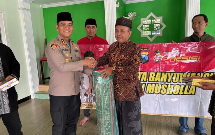 WhatsApp Image 2025-03-21 at 14.42.49 Penyerahan fasilitas ibadah dari Polresta Banyuwangi ke pengurus mushola, Jumat (21/3/2025). (Foto/Humas Polresta Banyuwangi)