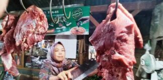 Penjual daging sapi di Pasar Banyuwangi sedang menata dagangannya. (Foto/dok)