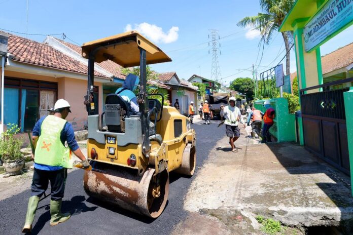 Perbaikan jalan berlubang di Banyuwangi jelang arus mudik Lebaran. (Foto/Humas Pemkab Banyuwangi)