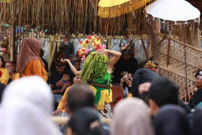 seblang Ritual adat Seblang di Desa Olehsari, Kecamatan Glagah, Banyuwangi menjadi daya daya tarik wisata selama libur Lebaran. (Foto/dok)