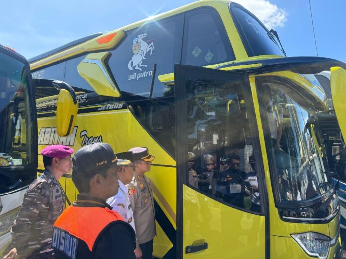 uji kelaikan bus Pemerikaan kelaikan kendaraan bus angkutan Lebaran di Kabupaten Banyuwangi, Kamis (20/3/2025). (Foto/Humas Polresta Banyuwangi)