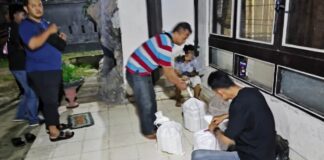 Aparat Polresta Banyuwangi mengamankan ratusan botol miras, Senin (7/4/2025). (Foto/Humas Polresta Banyuwangi)