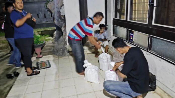 WhatsApp Image 2025-04-08 at 11.41.15 Aparat Polresta Banyuwangi mengamankan ratusan botol miras, Senin (7/4/2025). (Foto/Humas Polresta Banyuwangi)