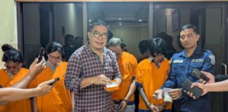 Kasat Narkoba Polresta Banyuwangi AKP Nanang Sugiyono menunjukkan barang bukti dan para terduga pelaku peredaran narkoba di Polresta Banyuwangi, Selasa (15/4/2025). (Foto/Humas Polresta Banyuwangi)