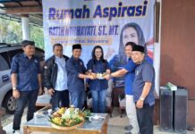 Pembukaan rumah aspirasi NasDem di Desa Temuasri, Kecamatan Sempu, Banyuwangi, Selasa (20/5/2025). (Foto/udi)