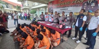 Puluhan tersangka hasil Operasi Pekat Semeru 2025 dirilis di Polresta Banyuwangi, Senin (19/5/2025). (Foto/udi)