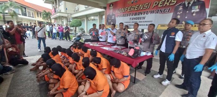 ops pekat Puluhan tersangka hasil Operasi Pekat Semeru 2025 dirilis di Polresta Banyuwangi, Senin (19/5/2025). (Foto/udi)