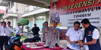 Polisi menunjukkan baju dinas yang digunakan polisi gadungan hasil Operasi Pekat Semeru 2025 di Polresta Banyuwangi, Senin (19/5/2025). (Foto/udi)