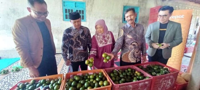 Lilik1 Lilik bersama suami dan Manajemen BTPN Syariah di tempat usahanya di Desa Bulurejo, Kecamatan Purwoharjo, Banyuwangi, Kamis (12/6/2025). (Foto/udi)
