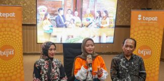 Community Officer BTPN Syariah Banyuwangi, Dyla Sofi bersama kedua orang tuanya mengisahkan berbagai pengalaman ketika bekerja. (Foto/udi)