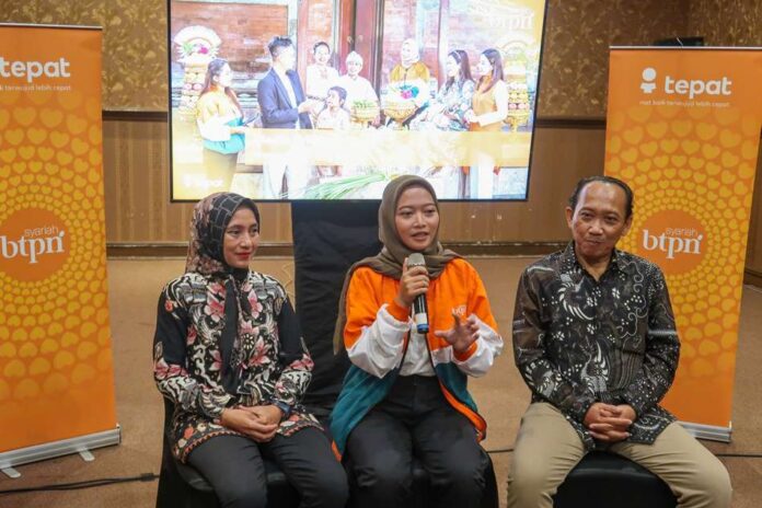 bankir Community Officer BTPN Syariah Banyuwangi, Dyla Sofi bersama kedua orang tuanya mengisahkan berbagai pengalaman ketika bekerja. (Foto/udi)