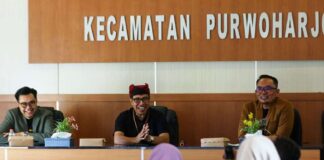 Camat Purwoharjo, Kabupaten Banyuwangi, Jawa Timur, Ahmad Subhan (tengah) bersama Kepala Pembiayaan Area Banyuwangi BTPN Syariah Joko Ibnu Susanto dan Corporate & Marketing Communication Head BTPN Syariah Ainul Yaqin saat bertemu nasabah inspiratif, Kamis (13/6/2025). (Foto/BTPN Syariah)