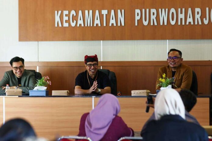 btpn camat Camat Purwoharjo, Kabupaten Banyuwangi, Jawa Timur, Ahmad Subhan (tengah) bersama Kepala Pembiayaan Area Banyuwangi BTPN Syariah Joko Ibnu Susanto dan Corporate & Marketing Communication Head BTPN Syariah Ainul Yaqin saat bertemu nasabah inspiratif, Kamis (13/6/2025). (Foto/BTPN Syariah)