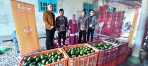 Lilik bersama suami dan Manajemen BTPN Syariah di tempat usahanya di Desa Bulurejo, Kecamatan Purwoharjo, Banyuwangi, Kamis (12/6/2025). (Foto/udi)