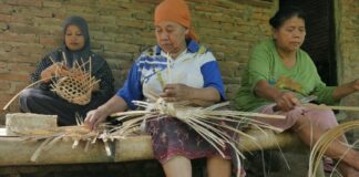Perajin anyaman bambu di Lingkungan Papring, Desa/Kecamatan Kalipuro, Banyuwangi sedang menganyam, Selasa (3/6/2025). (Foto/Humas Pemkab Banyuwangi)