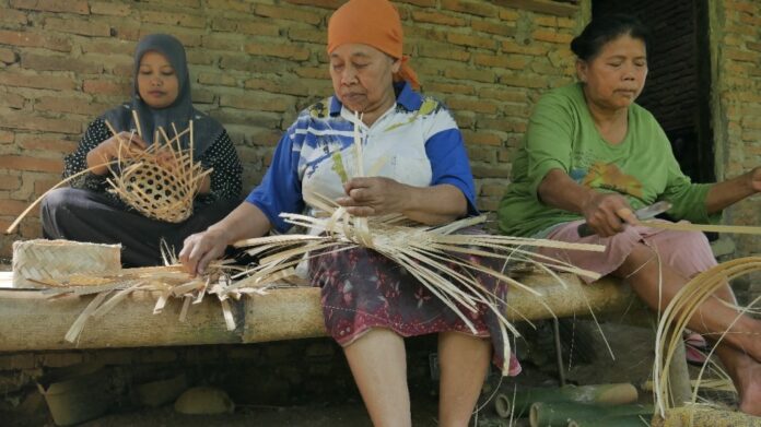 Perajin anyaman bambu di Lingkungan Papring, Desa/Kecamatan Kalipuro, Banyuwangi sedang menganyam, Selasa (3/6/2025). (Foto/Humas Pemkab Banyuwangi)
