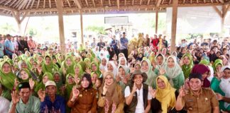 Menhut Raja Juli Antoni dan Bupati Ipuk Bersama warga Dusun Sumberjambe, Desa Temurejo, Kecamatan Bangorejo, Banyuwangi, Senin (14/7/2025). (Foto/Humas Pemkab Banyuwangi)