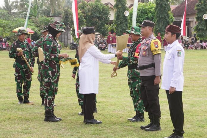 1000362028 Bupati Banyuwangi Ipuk Fiestiandani membuka TMMD ke-125 di Lapangan Desa Seneporejo Kecamatan Siliragung, Rabu (23/7/2025). (Foto/ist)