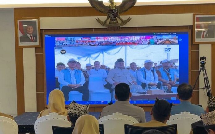 KOP Bupati Banyuwangi Ipuk Fiestiandani mengikuti peresemian Koperasi Merah Putih secara virtual, Senin (21/7/2025). (Foto/Humas Pemkab)
