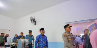 Wabup Banyuwangi Mujiono bersama Kapolresta Kombes Pol. Rama Samtama Putra dalam peresmian SPPG di Desa Watukebo, Kecamatan Blimbingsari, Kamis (17/7/2025). (Foto/Humas Pemkab)