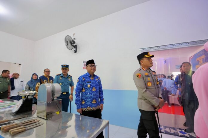 SPPG Wabup Banyuwangi Mujiono bersama Kapolresta Kombes Pol. Rama Samtama Putra dalam peresmian SPPG di Desa Watukebo, Kecamatan Blimbingsari, Kamis (17/7/2025). (Foto/Humas Pemkab)