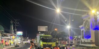 Personel Polresta Banyuwangi siaga penuh di jalur antrean menuju Pelabuhan Ketapang, Banyuwangi, Rabu (23/7/2025) malam. (Foto/ist)