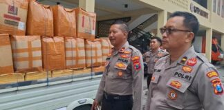 Ribuann botol arak diamankan personel Satsamapta Polresta Banyuwangi, Minggu (6/7/2025). (Foto/Humas Polresta)