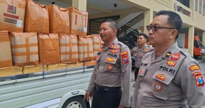 arak Ribuann botol arak diamankan personel Satsamapta Polresta Banyuwangi, Minggu (6/7/2025). (Foto/Humas Polresta)