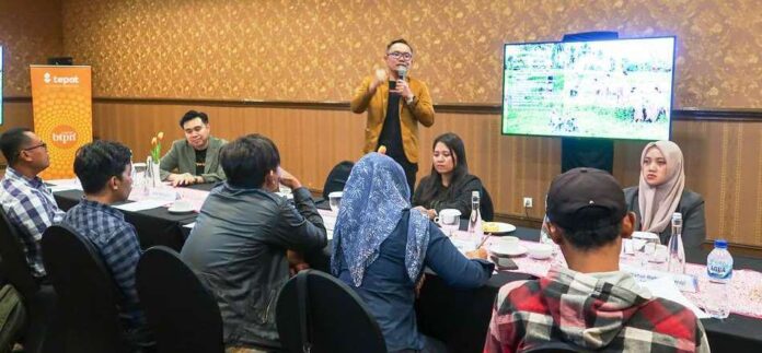 bptpn Kepala Pembiayaan BTPN Syariah Area Kabupaten Banyuwangi Joko Ibnu Susanto memberikan penjelasan terkait BTPN Syariah, Kamis (12/6/2025). (Foto/BTPN Syariah)