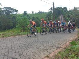 Para pembalap TdBI 2025 melewati tanjakan paving stone dalam etape 2, Selasa (29/7/2025). (Foto/udi)