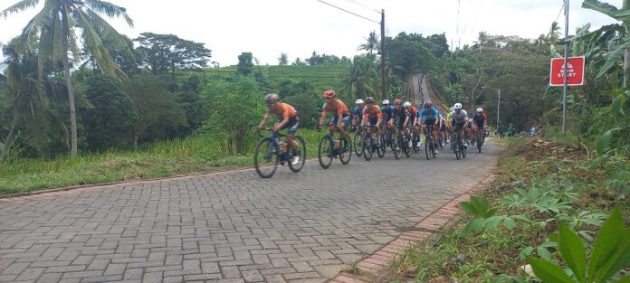 etape 2 Para pembalap TdBI 2025 melewati tanjakan paving stone dalam etape 2, Selasa (29/7/2025). (Foto/udi)
