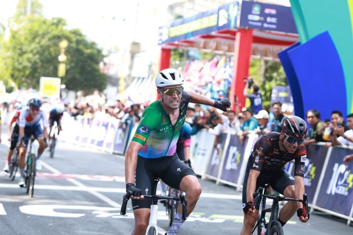 Pembalap asal Belanda, Jeroen Meijers melakukan selebrasi usai menjuarai etape pertama Tour de Banyuwangi Ijen 2025, Senin (28/7/2025). (Foto/Humas Pemkab)