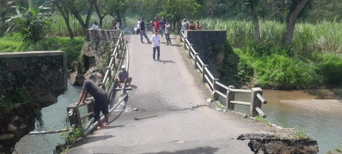 Pemkab Banyuwangi bergerak cepat menyiapkan jembatan darurat akibat amblesnya jembatan Sungai Lembu, Pesanggaran. (Foto/Humas Pemkab)