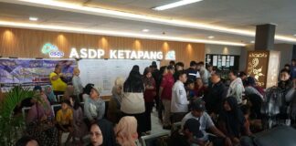 Keluarga korban penumpang KMP Tunu Putra Jaya yang tenggelam di Selat Bali memadati posko informasi di Pelabuhan Ketapang, Banyuwangi, Kamis (3/7/2025). (Foto/Humas Pemkab)