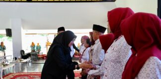 Bupati Banyuwangi Ipuk Fiestiandani mengukuhkan pengurus Yayasan Gerontologi Abiyoso Banyuwangi, Selasa (22/7/2025). (Foto/Humas Pemkab)