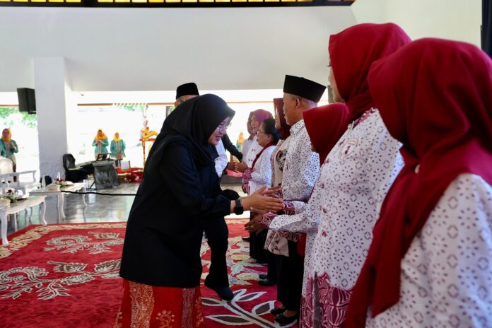 lansia Bupati Banyuwangi Ipuk Fiestiandani mengukuhkan pengurus Yayasan Gerontologi Abiyoso Banyuwangi, Selasa (22/7/2025). (Foto/Humas Pemkab)