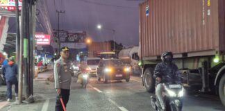 Kapolresta Banyuwangi Kombes Pol. Rama Samtama Putra ikut turun tangan mengurai kemacetan di jalur menuju Pelabuhan Ketapang, Kamis (24/7/2025) sore. (Foto/ist)