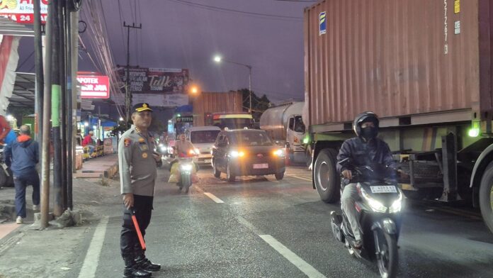 Kapolresta Banyuwangi Kombes Pol. Rama Samtama Putra ikut turun tangan mengurai kemacetan di jalur menuju Pelabuhan Ketapang, Kamis (24/7/2025) sore. (Foto/ist)
