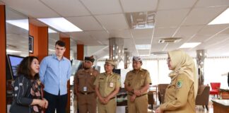 Peneliti asal Australia bertemu Bupati Banyuwangi Ipuk Fiestiandani untuk melakukan penelitian pengembangan pesisir, Senin (21/7/2025). (Foto/ist)