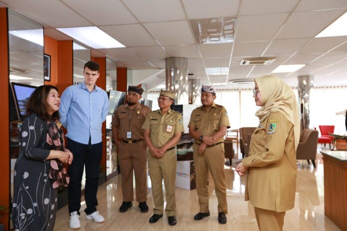 peneliti Peneliti asal Australia bertemu Bupati Banyuwangi Ipuk Fiestiandani untuk melakukan penelitian pengembangan pesisir, Senin (21/7/2025). (Foto/ist)