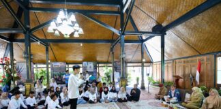 Para pelajar mengikuti “Rembuk Anak” yang digelar Pemkab Banyuwangi, Senin (21/7/2025). (Foto/udi)