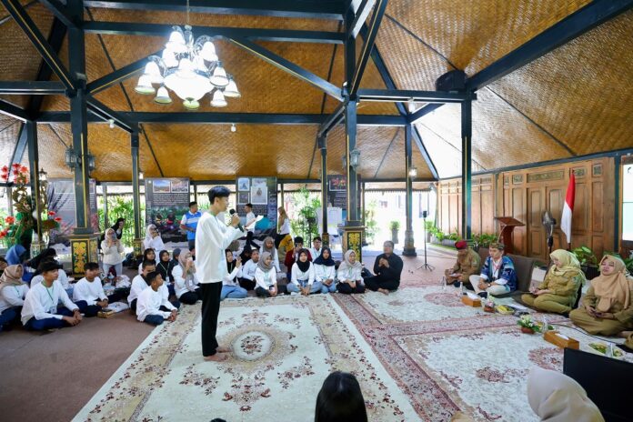 Para pelajar mengikuti “Rembuk Anak” yang digelar Pemkab Banyuwangi, Senin (21/7/2025). (Foto/udi)