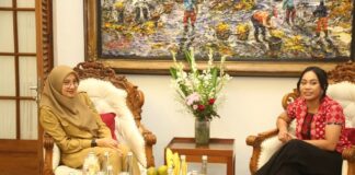 Bupati Banyuwangi Ipuk Fiestiandani bersama Utusan Khusus Presiden Bidang Pariwisata, Zita Anjani disela kunjungan ke Banyuwangi, Selasa (15/7/2025). (Foto/Humas Pemkab)
