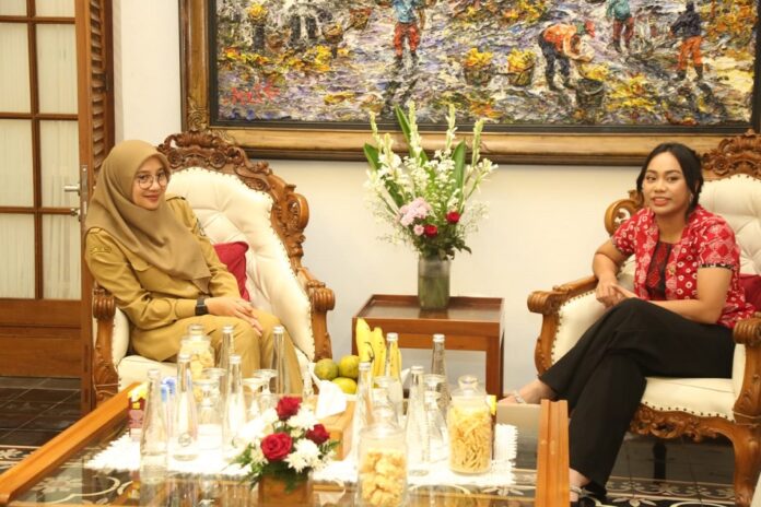 utsus Bupati Banyuwangi Ipuk Fiestiandani bersama Utusan Khusus Presiden Bidang Pariwisata, Zita Anjani disela kunjungan ke Banyuwangi, Selasa (15/7/2025). (Foto/Humas Pemkab)