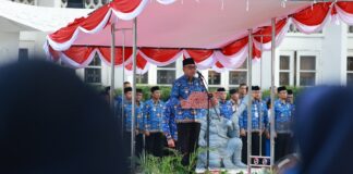 Wabup Banyuwangi Mujiono memimpin upacara Hari Koperasi ke-78, di halaman Kantor Bupati Banyuwangi, Kamis (17/7/2025). (Foto/Humas Pemkab)