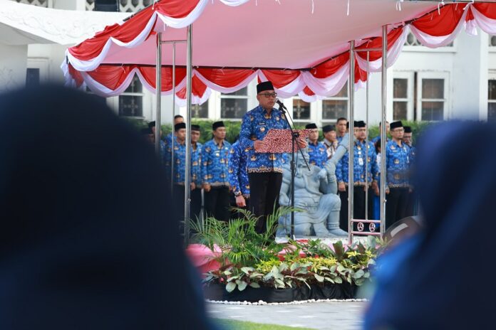 Wabup Banyuwangi Mujiono memimpin upacara Hari Koperasi ke-78, di halaman Kantor Bupati Banyuwangi, Kamis (17/7/2025). (Foto/Humas Pemkab)