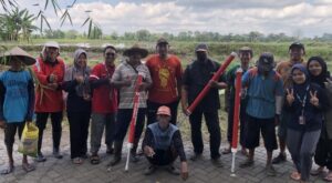 Mahasiswa KKN Untag’45 Banyuwangi memberikan program inovasi alat penabur pupuk bagi petani. (Foto/ist) 