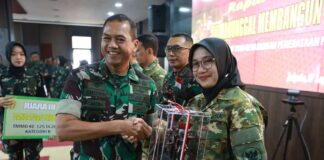 Bupati Banyuwangi Ipuk Fiestiandani menerima penghargaan dari Mabes TNI AD, Rabu (16/9/2025). (Foto/Humas pemkab)