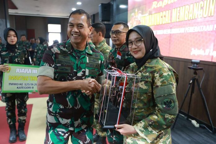 Bupati Banyuwangi Ipuk Fiestiandani menerima penghargaan dari Mabes TNI AD, Rabu (16/9/2025). (Foto/Humas pemkab)