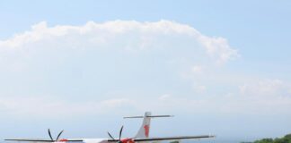 Penumpang turun dari pesawat di Bandara Banyuwangi setelah menempuh penerbangan Surabaya-Banyuwangi, Rabu (24/9/2025). (Foto/Humas pemkab)